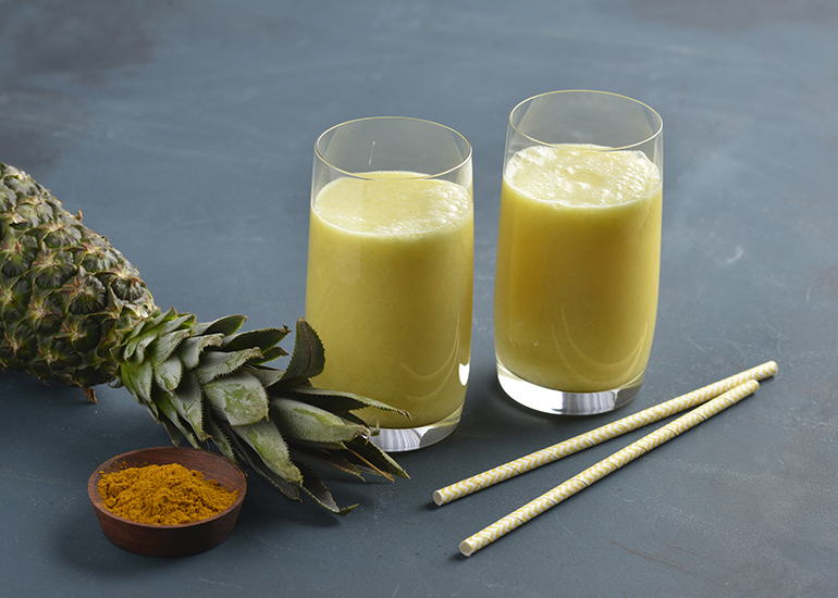 Suco de Abacaxi com Acafrão-da-Terra e Leite de Coco