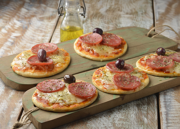 Pizza Dois Queijos com Calabresa e Orégano