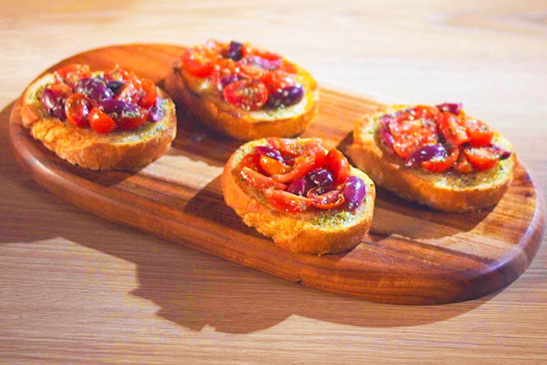 Bruschetta de tomatinhos com Orégano